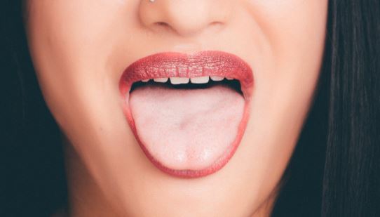 Boutons sur la langue : d'où proviennent-ils et comment les éliminer ?